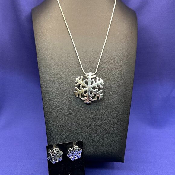 Christmas Silver-Tone Snowflake Pendant/Brooch & Matching Post Earrings - Picture 3 of 12